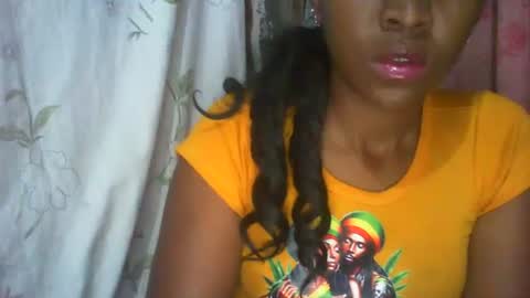 Snapshot of couleur_vanille chatting on October 2025 02:07:01 AM couleur_vanille online show from October 2025 02:07:01 AM