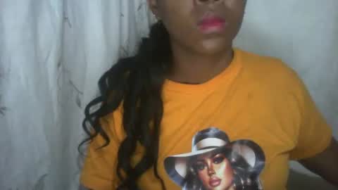 Snapshot of couleur_vanille chatting on November 2025 01:19:01 AM couleur_vanille online show from November 2025 01:19:01 AM