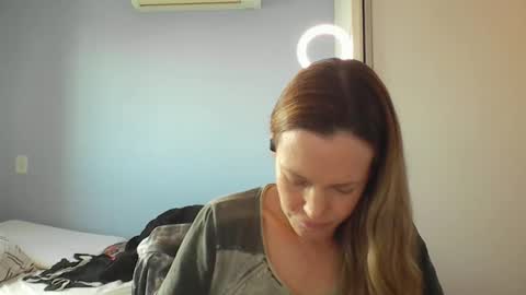 Anny online show from December 2025 10:46:02 AM