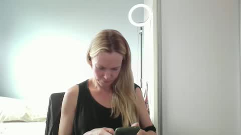 Anny online show from February 2026 06:59:02 PM