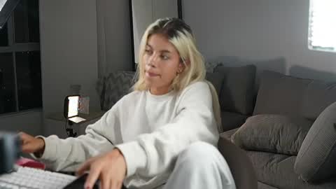 Snapshot of cristalhill chatting on April 2026 02:16:01 AM Laura online show from April 2026 02:16:01 AM