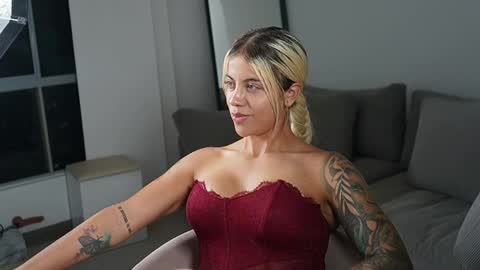 Snapshot of cristalhill chatting on April 2026 02:58:01 AM Laura online show from April 2026 02:58:01 AM