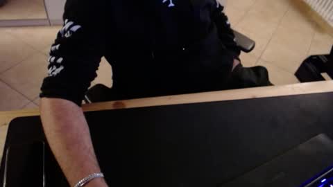 crocken_bisc online show from December 2025 08:49:02 PM