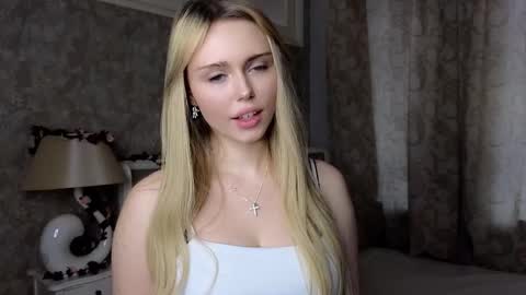 Snapshot of crumble_caramel chatting on October 2025 10:00:02 AM Emi online show from October 2025 10:00:02 AM