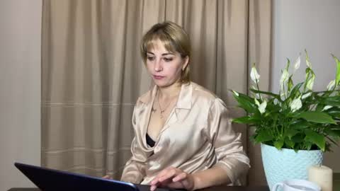 Snapshot of crystalfever_ chatting on June 2026 08:11:02 PM Mary online show from June 2026 08:11:02 PM