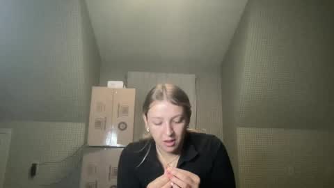 Snapshot of crystallee170 chatting on October 2025 02:41:02 AM CrystalBabyy online show from October 2025 02:41:02 AM