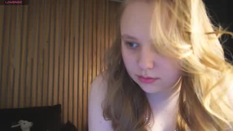 crystallpaws_ online show from December 2025 06:22:01 AM