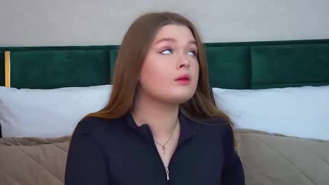 Crystal online show from November 2025 06:24:02 PM