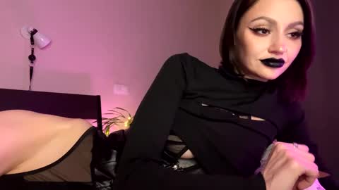 Snapshot of crystalmolly chatting on December 2024 12:34:01 AM Molly Moore online show from December 2024 12:34:01 AM