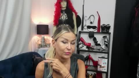 Snapshot of crystalxohotty chatting on September 2025 04:34:02 AM CrystalHotty online show from September 2025 04:34:02 AM