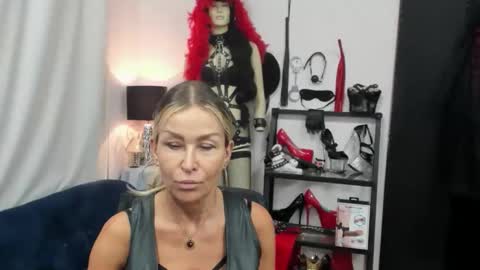 Snapshot of crystalxohotty chatting on September 2025 04:34:02 AM CrystalHotty online show from September 2025 04:34:02 AM