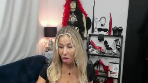 Snapshot of crystalxohotty chatting on September 2025 04:25:01 AM CrystalHotty online show from September 2025 04:25:01 AM