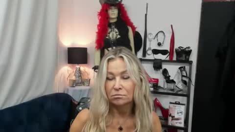 Snapshot of crystalxohotty chatting on September 2025 04:37:02 AM CrystalHotty online show from September 2025 04:37:02 AM