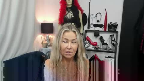 Snapshot of crystalxohotty chatting on September 2025 04:16:01 AM CrystalHotty online show from September 2025 04:16:01 AM