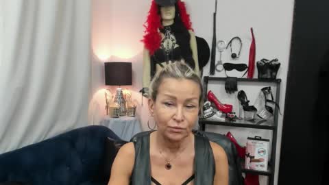Snapshot of crystalxohotty chatting on September 2025 06:07:02 AM CrystalHotty online show from September 2025 06:07:02 AM