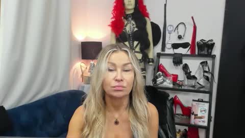Snapshot of crystalxohotty chatting on October 2025 05:07:02 AM CrystalHotty online show from October 2025 05:07:02 AM