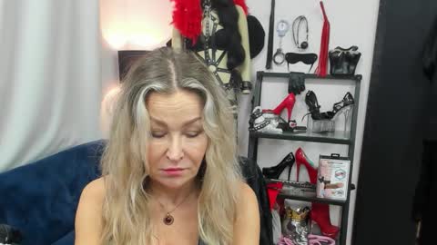 Snapshot of crystalxohotty chatting on November 2025 06:12:01 AM CrystalHotty online show from November 2025 06:12:01 AM