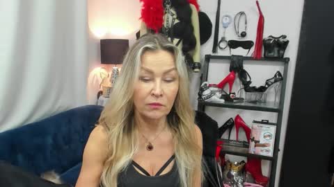 Snapshot of crystalxohotty chatting on November 2025 06:19:01 AM CrystalHotty online show from November 2025 06:19:01 AM