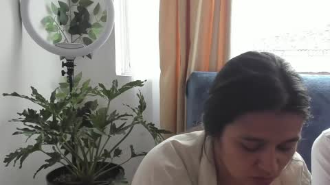 Leonela online show from April 2026 06:53:01 PM