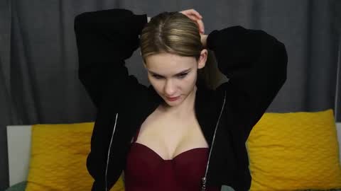 Naomi online show from October 2025 10:19:01 PM