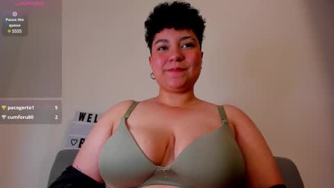 Snapshot of curly_cam_queen chatting on January 2025 08:11:02 PM Bruna  online show from January 2025 08:11:02 PM