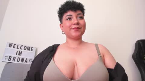 Snapshot of curly_cam_queen chatting on February 2025 07:18:02 PM Bruna  online show from February 2025 07:18:02 PM