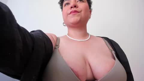 Snapshot of curly_cam_queen chatting on February 2025 07:41:02 PM Bruna  online show from February 2025 07:41:02 PM