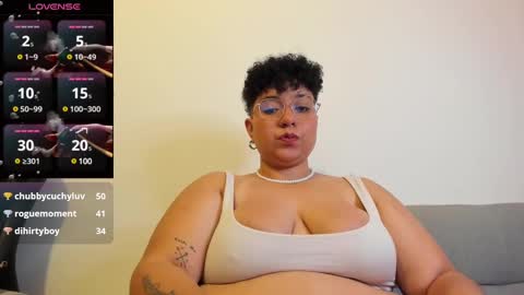 Snapshot of curly_cam_queen chatting on March 2025 06:05:02 AM Bruna  online show from March 2025 06:05:02 AM