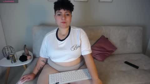 Snapshot of curly_cam_queen chatting on September 2025 02:27:01 AM Bruna  online show from September 2025 02:27:01 AM