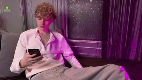 Snapshot of curlytwinkboy chatting on May 2026 04:30:02 AM KEVIN online show from May 2026 04:30:02 AM