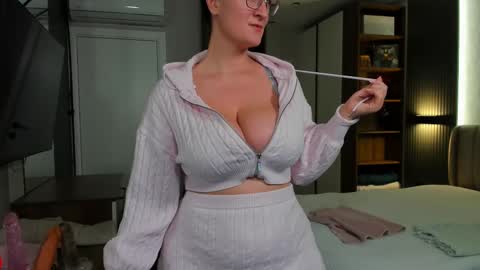 CurvyJules online show from February 2025 04:33:01 PM