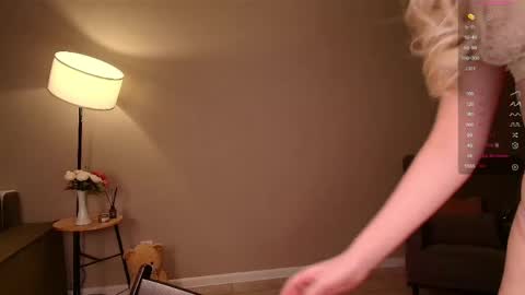 Snapshot of cute18cute chatting on April 2026 09:52:01 AM Kira online show from April 2026 09:52:01 AM