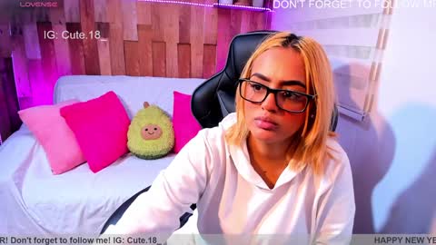 Snapshot of cute_elii chatting on January 2025 10:50:02 PM    Independent Model online show from January 2025 10:50:02 PM