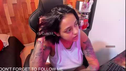 Snapshot of cute_elii chatting on October 2025 01:00:02 AM    Independent Model online show from October 2025 01:00:02 AM