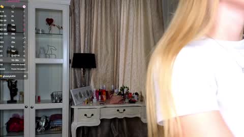 Snapshot of cute_fox_girl chatting on October 2025 07:33:01 AM Anne online show from October 2025 07:33:01 AM