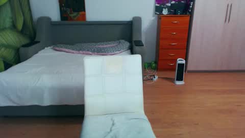 cute_jes online show from December 2025 06:26:02 PM