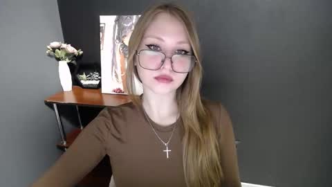 Snapshot of cute_minx chatting on March 2026 07:12:02 AM Veronica online show from March 2026 07:12:02 AM