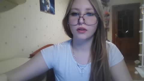Snapshot of cute_minx chatting on April 2026 05:43:01 PM Veronica online show from April 2026 05:43:01 PM