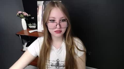 Snapshot of cute_minx chatting on April 2026 06:25:02 AM Veronica online show from April 2026 06:25:02 AM