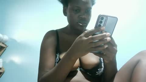 Snapshot of cute_roxie chatting on January 2025 12:43:02 PM cute_roxie online show from January 2025 12:43:02 PM