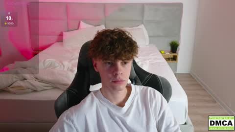 Snapshot of cute_thomas chatting on February 2025 12:29:01 AM Thomas - online show from February 2025 12:29:01 AM