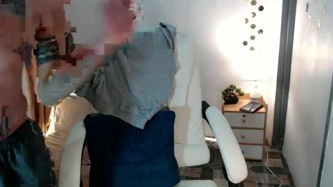 Snapshot of cuteasiancock98 chatting on January 2025 12:10:01 PM Steph online show from January 2025 12:10:01 PM