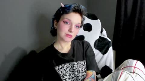 Snapshot of cutemetalgoddess chatting on January 2025 04:39:02 AM Alice online show from January 2025 04:39:02 AM