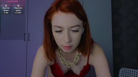 Snapshot of cuteroxyfoxyy chatting on June 2026 08:52:01 AM Roxy online show from June 2026 08:52:01 AM