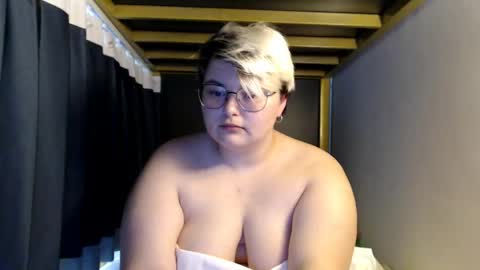 Snapshot of cutie_florence chatting on April 2026 04:26:01 PM Sophie Lilith online show from April 2026 04:26:01 PM