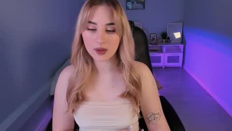 Snapshot of cutie_louise chatting on December 2024 08:50:01 PM Your Louise follow me online show from December 2024 08:50:01 PM