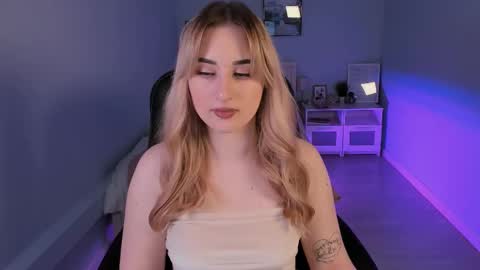 Snapshot of cutie_louise chatting on December 2024 12:30:02 AM Your Louise follow me online show from December 2024 12:30:02 AM