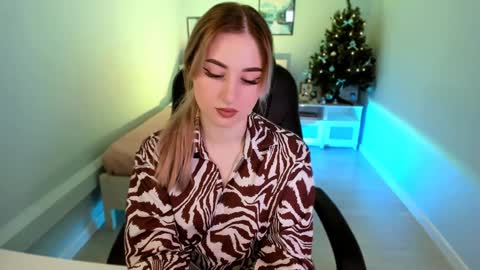 Snapshot of cutie_louise chatting on January 2025 09:05:02 PM Your Louise follow me online show from January 2025 09:05:02 PM