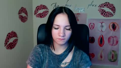 Snapshot of cutielady_ chatting on May 2026 06:16:02 PM Emma online show from May 2026 06:16:02 PM