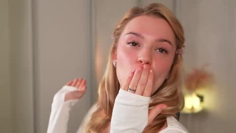 EMILY online show from November 2025 03:45:02 PM